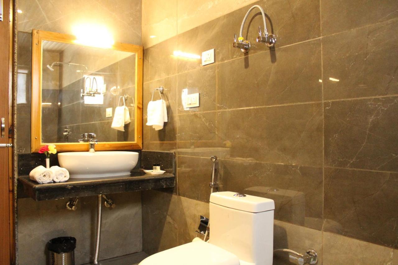 Vaibhav Regency Hotel Manali  Bagian luar foto